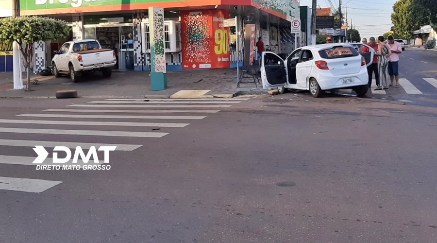 Motorista invade sinal fechado e causa grave acidente no centro de Rondonópolis 1