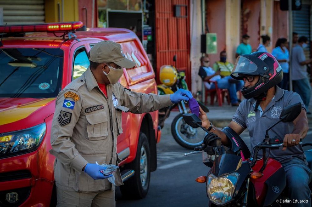 Bombeiros distribuem mascaras na capital Cuiabá no combate ao COVID-19 1