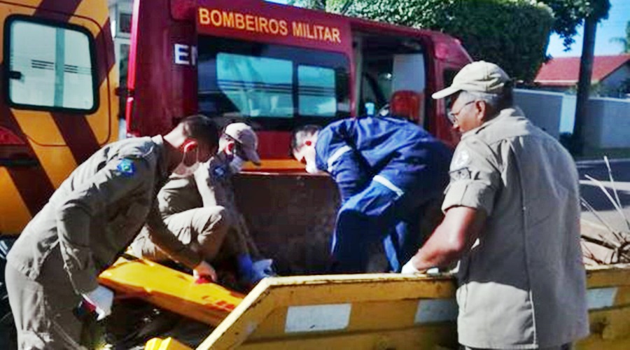 Motociclista colide em caçamba de entulhos e fica desacordado no interior de MT 1