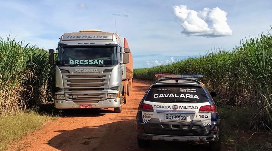 Polícia Militar liberta motoristas de caminhão e familiares, prende três bandidos e recupera carretas 1