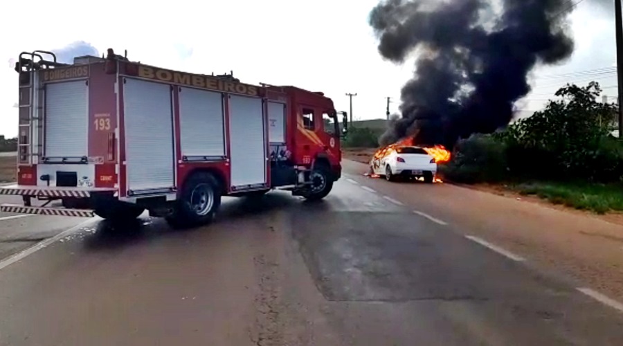 Carro pega fogo durante teste de mecânico no Anel Viário 1