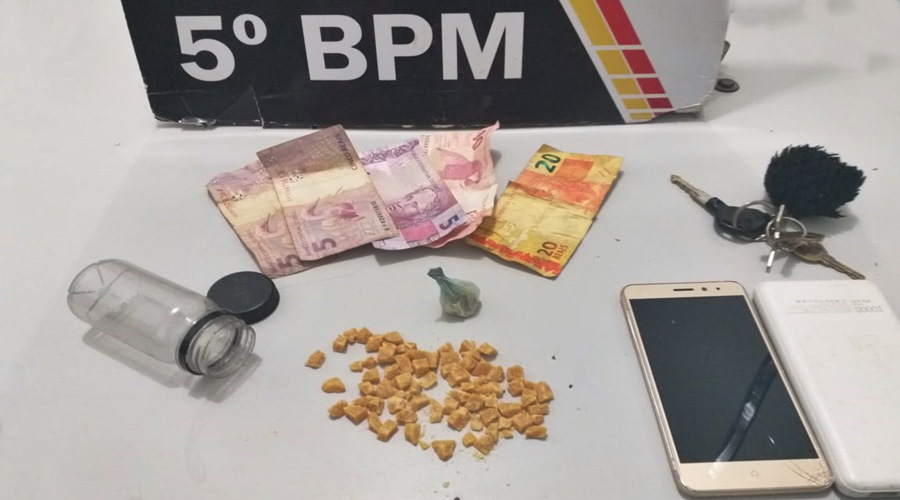 Polícia Militar prende homem suspeito de tráfico de drogas e apreende quase 80 pedras de pasta base de cocaina 1