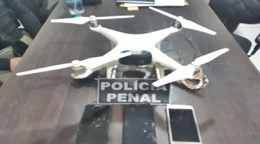 Policiais penais apreendem drone e aparelhos celulares durante rondas na parte externa do presídio 1