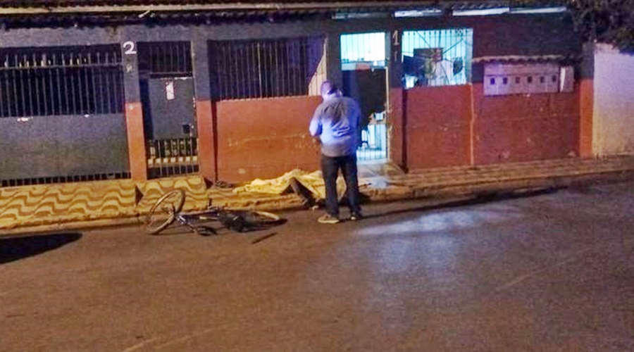 Homem chega de bicicleta a um vilarejo e é morto a golpes de facão 1