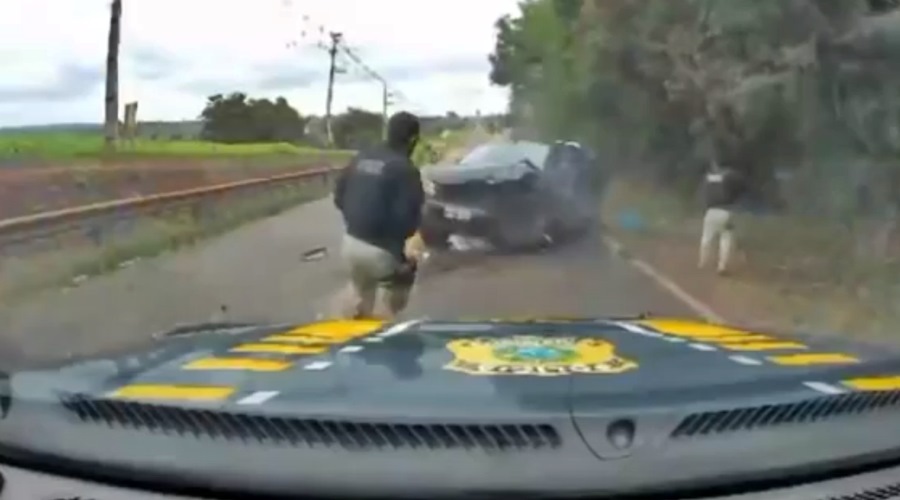 PRF persegue caminhonete roubada e apreende menor após colisão no Paraná 1