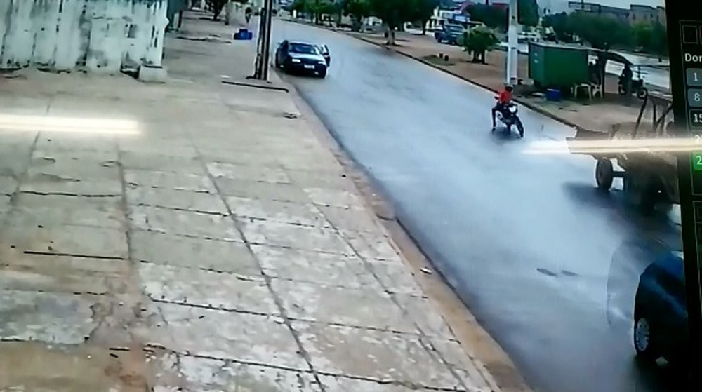 Motociclista colide de frente com trator e tem varias fraturas pelo corpo em MT 1