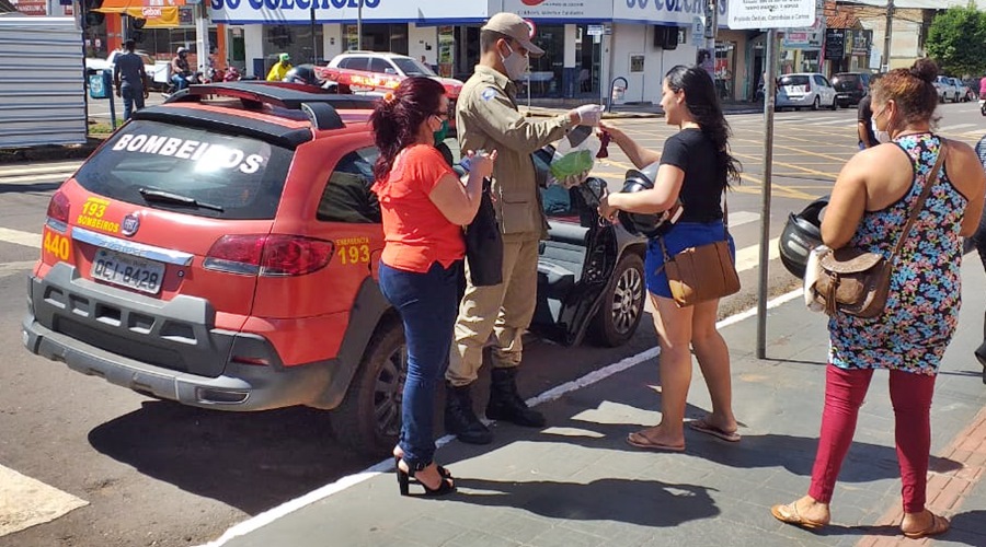 Corpo de Bombeiros em uma ação de estimulo distribui quase 2 mil máscaras em Rondonópolis 1