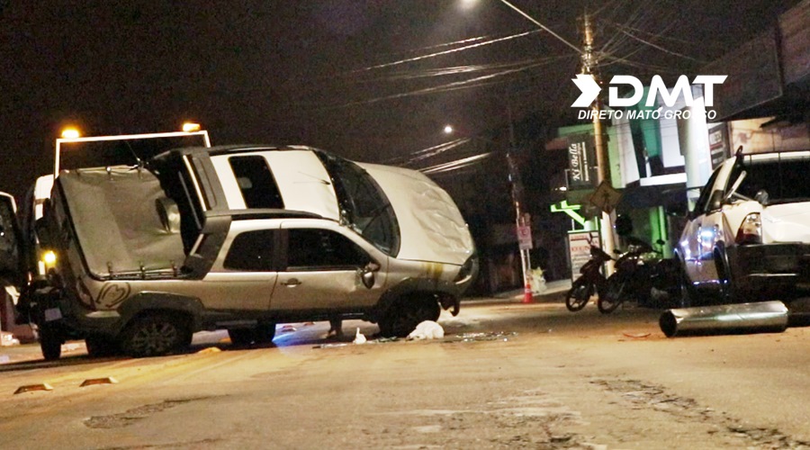 Condutor perde o controle do veículo ,colidi em outro carro estacionado e capota 1