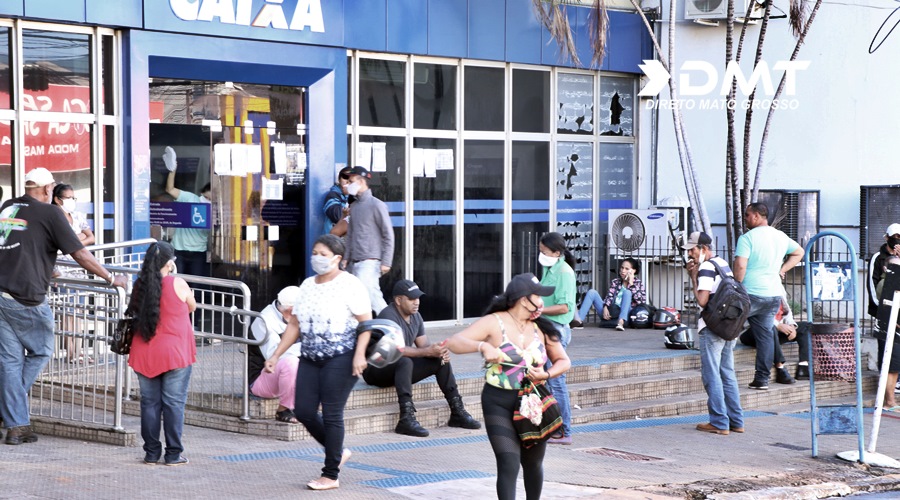 Movimentação de pessoas em frente uma agência da caixa Foto: Direto MT