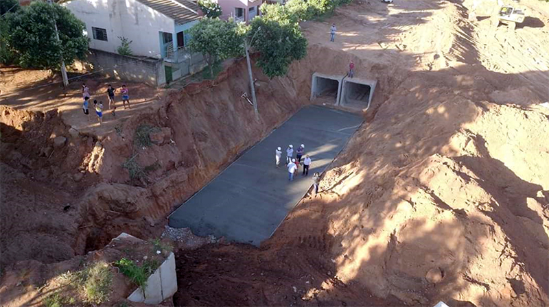 Prefeito visita e vistoria obras de drenagem profunda nos Residenciais Oasis e Paineiras 1