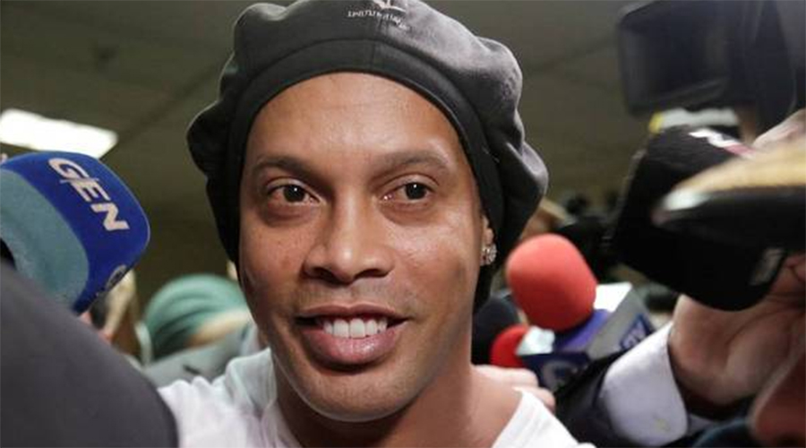 Preso em hotel de luxo, Ronaldinho ganha 'sala para embaixadinhas' 1