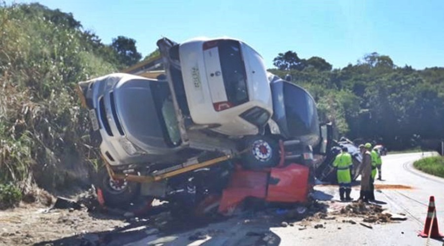 Carreta cegonha tomba na serra de São Vicente e dois ocupantes morrem 1