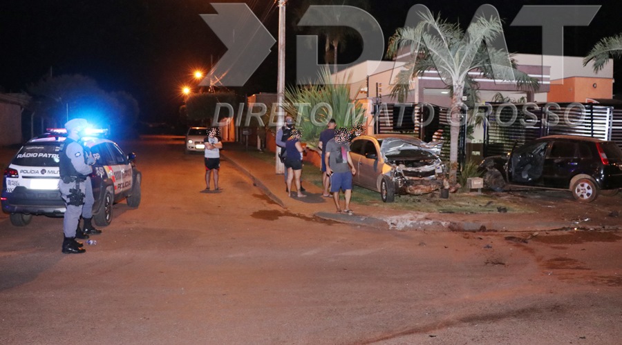 Bandido rouba carro e na fuga perde o controle e provoca colisão em outro veículo 1