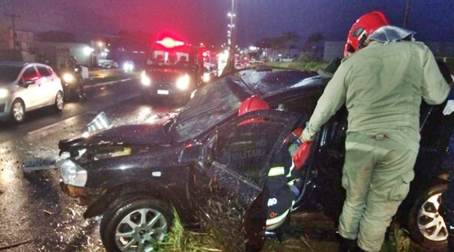 Motorista perde o controle do veiculo, roda na pista e colide em poste no interior der MT 1