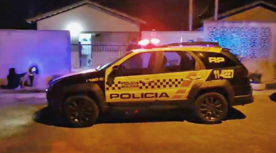 Dupla em uma moto executa jovem dentro de casa na frente da mâe 1