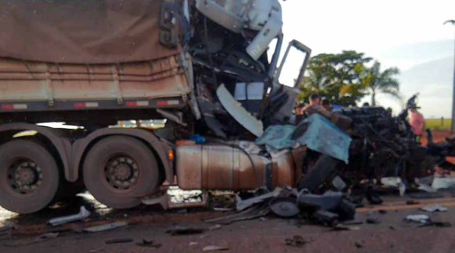 Colisão entre carreta e veículo de passeio deixa BR-163 interditada 1