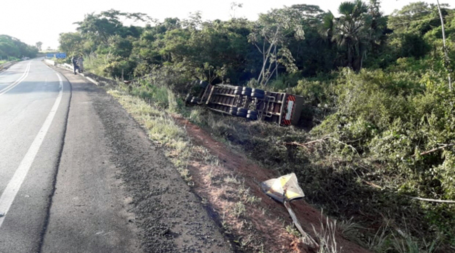 Caminhoneiro morre após perder controle de carreta tombar na BR-158 1