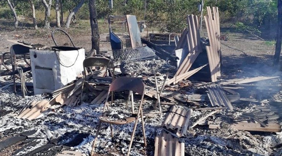 Corpo carbonizado é encontrado em meio as cinzas de barraco destruído pelo fogo 1