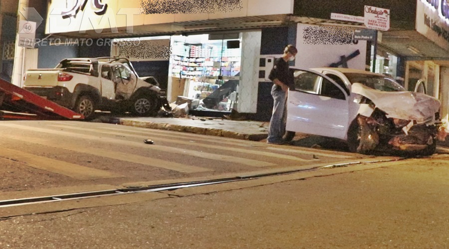 Motorista com veículo Gol fura sinal vermelho colide em outro carro causa grave acidente abandona o automóvel e foge 1