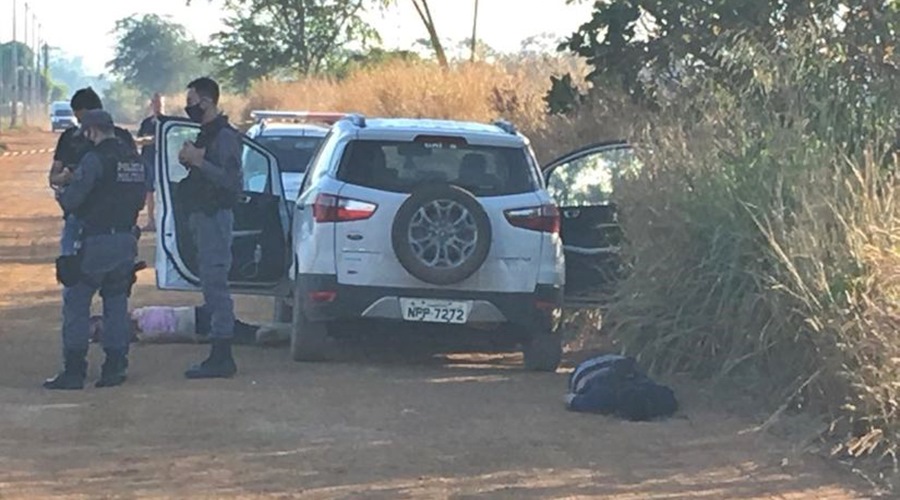 Dois corpos são encontrados ao lado de veículo em estrada de terra no município de Sinop MT 1