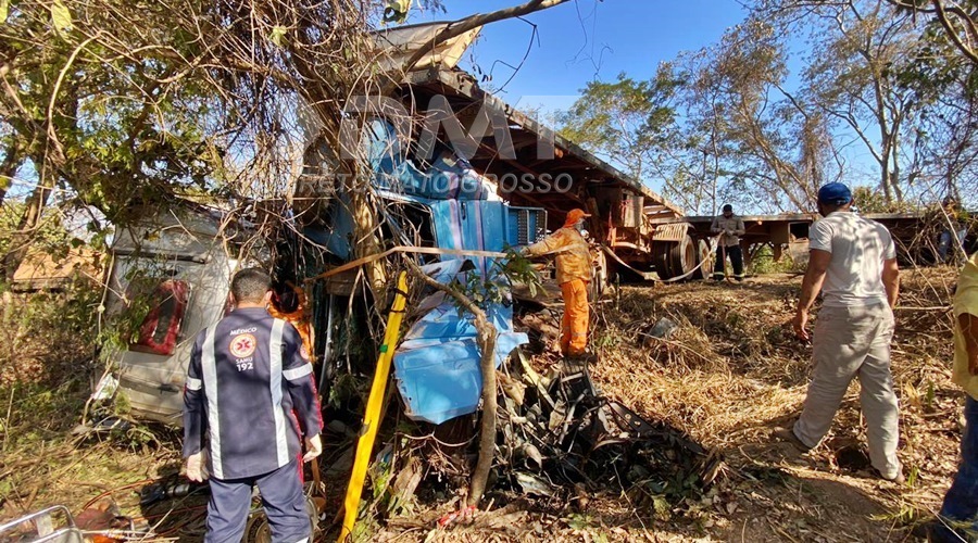 Colisão entre duas carretas deixa um morto e outro ferido na BR 364 saída de Pedra para Alto Garça 1