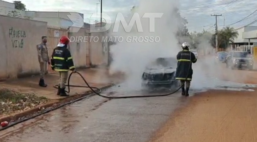 Veículo pega fogo e fica totalmente destruído no Colina Verde em Rondonópolis 1