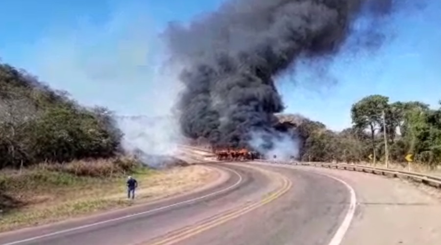 Caminhoneiro morre carbonizado após caminhão tombar na MT 130 próximo a Poxoréu 1