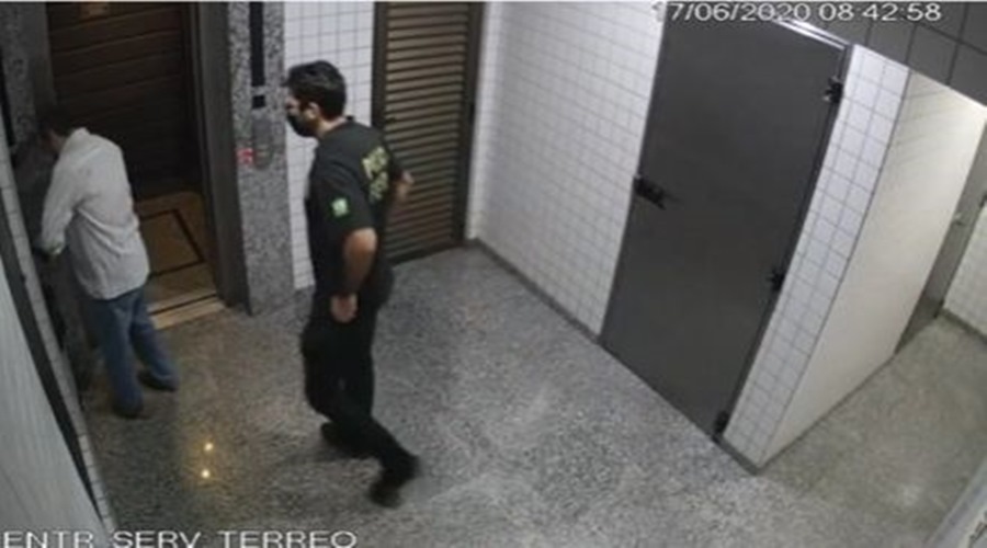 Câmeras flagraram conselheiro afastado do TCE descendo escadas e descartando cheques 1