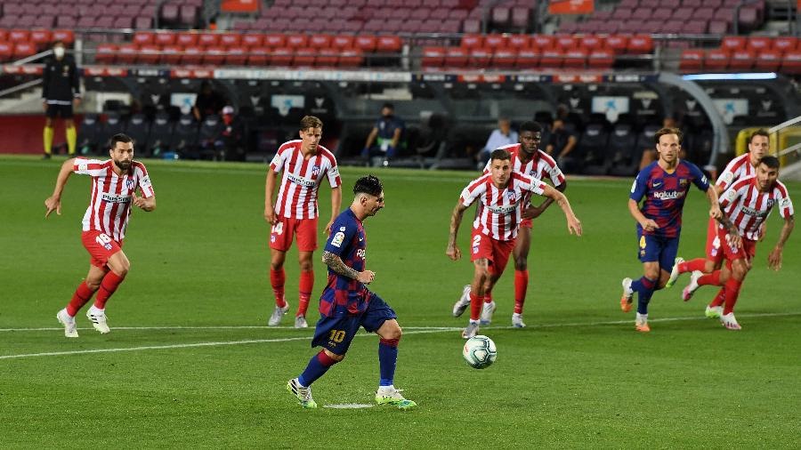 Messi marca de pênalti no empate contra Atlético de Madri e chega ao gol 700 na carreira 1