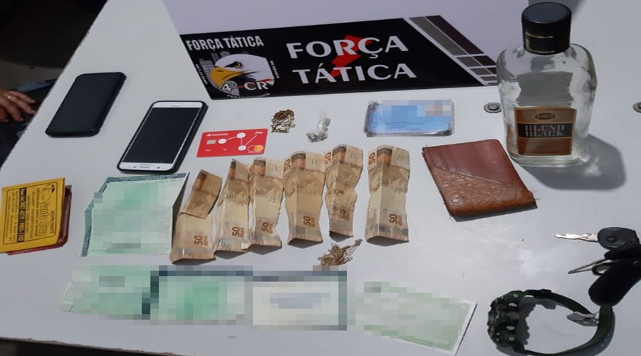 PM prende dois homens e uma menor em posse de drogas, bebida alcoólica e dinheiro falso 1