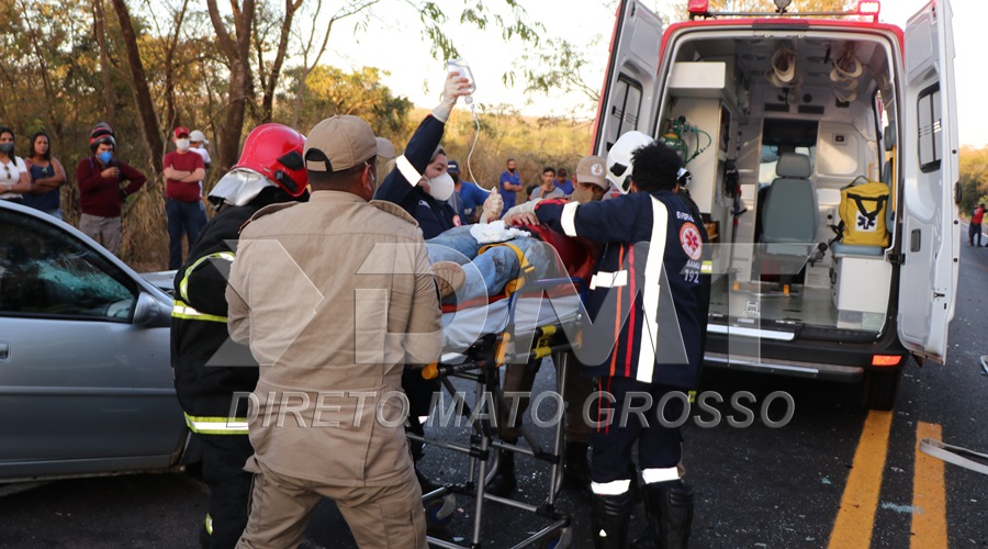 Violento acidente na BR 364 próximo a Rondonópolis entre carreta e veículo de passeio deixa uma vítima em estado gravíssimo 1