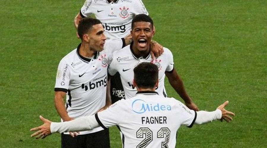 Corinthians desperdiça pênalti, mas vence Coritiba por 3 a 1 1