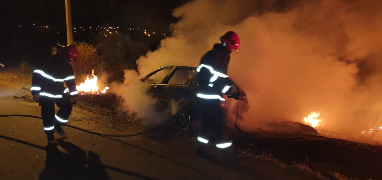 Veículo destruído pelo fogo na MT 130 1