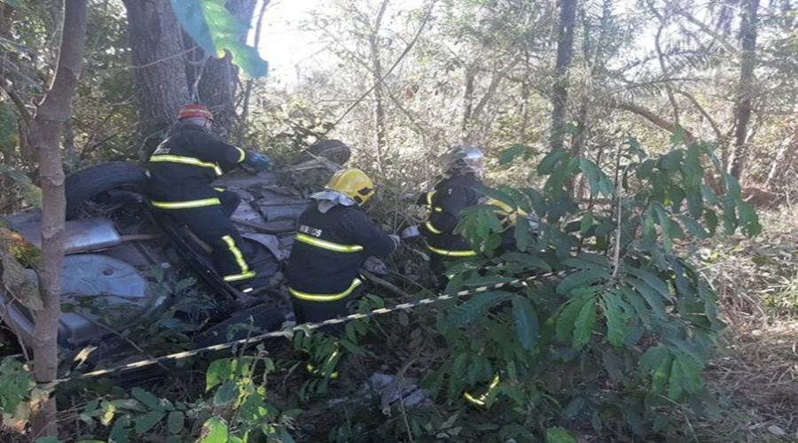 Veículo capota com sete ocupantes e quatro pessoas morrem presas as ferragens em estrada que liga Chapada a Cuiabá 1