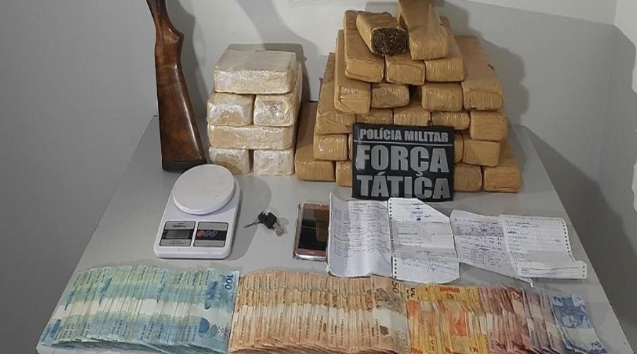 Em um dia, PM retira mais de 50 kg de droga e R$ 27 mil do tráfico de entorpecentes 1