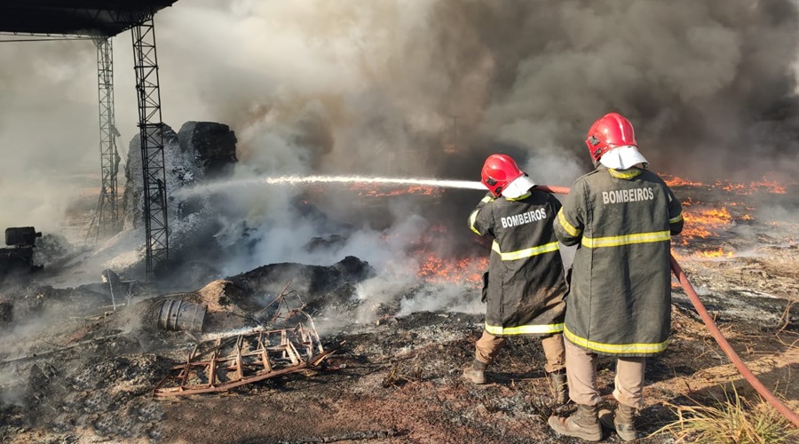 Bombeiros combatem Incêndio de grandes proporções em uma empresa de recicláveis no Distrito Industrial 1