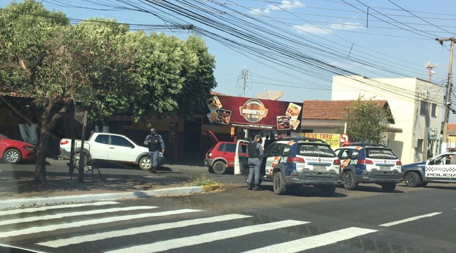 Vítima reage a assalto é baleada e um dos assaltantes é preso pela PM 1