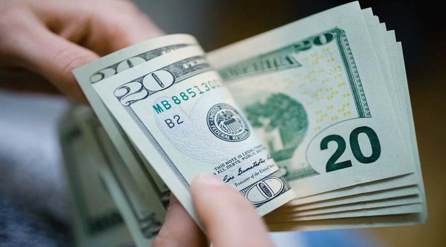 Dólar encosta em R$ 5,50 e fecha no maior valor em três meses 1