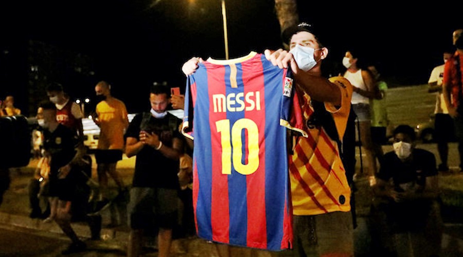 Torcedores do Barcelona protestam contra possível saída de Messi 1