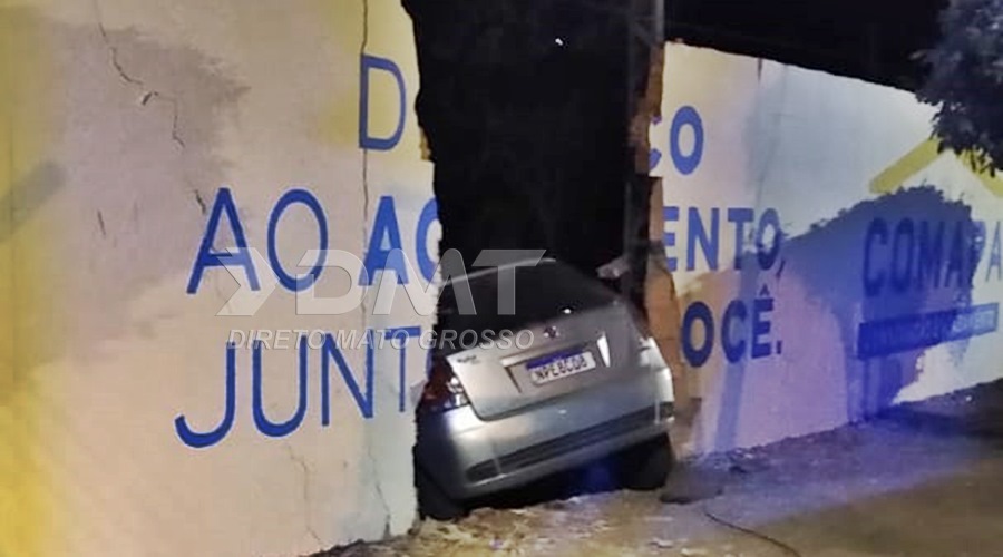 Mulher em um Fiat Pálio bate em caminhonete perde o controle e colide em muro de escola 1