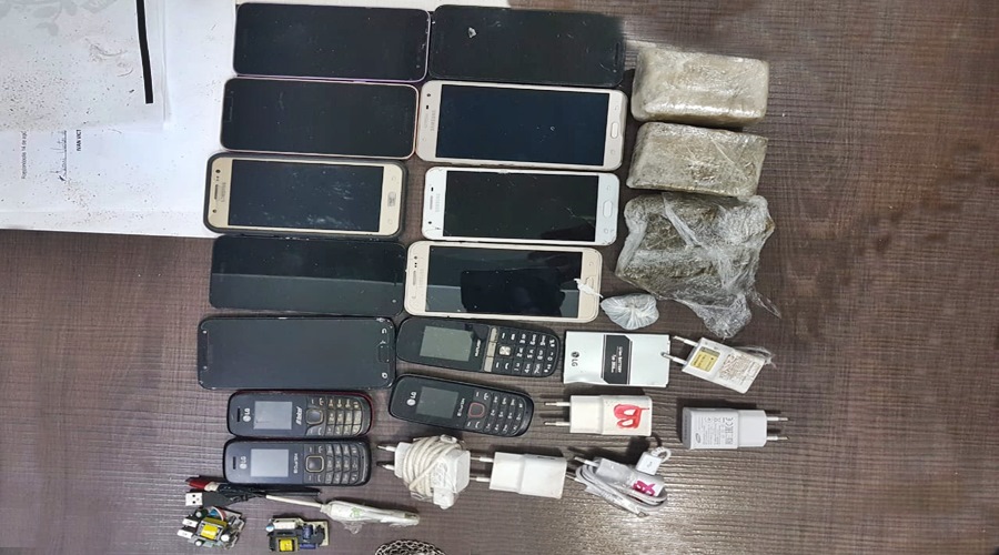 Policiais penais da Mata Grande apreenderam vários celulares e drogas, após indivíduos jogarem por cima do muro 1