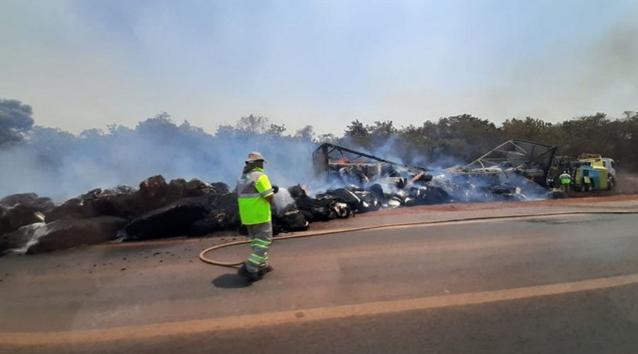 Carreta carregada de algodão pega fogo na BR 163 e carga tem perda total 1