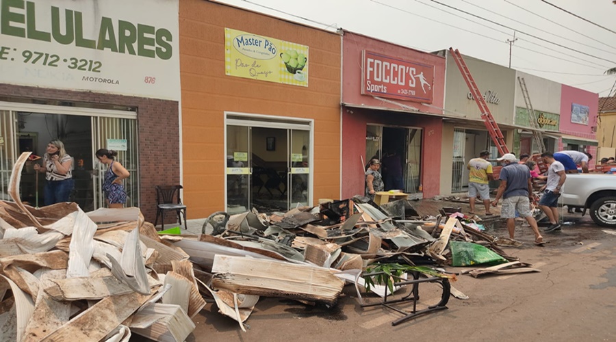 Incêndio destruiu edificações de comércios na cidade de Guiratinga 1