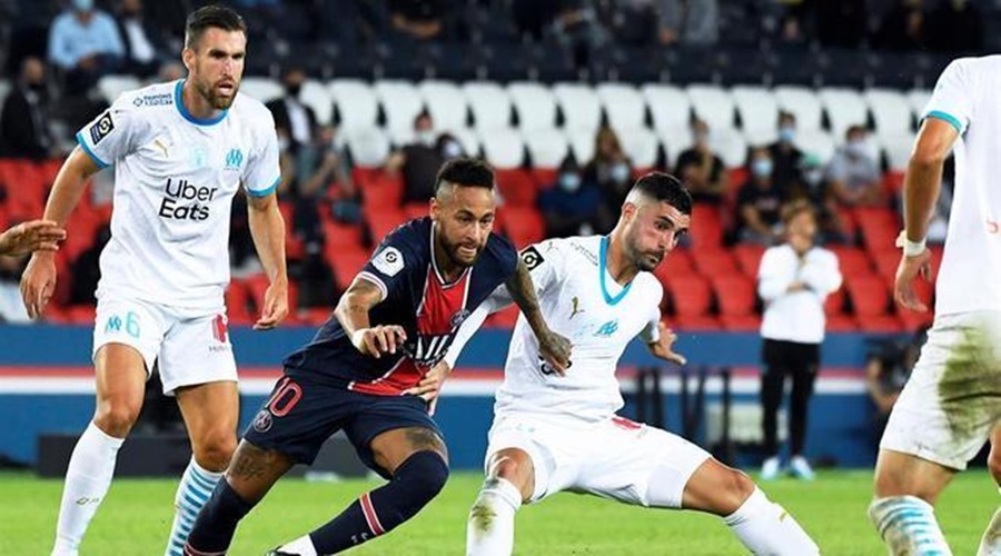 Neymar dá tapa, é expulso, acusa rival de racismo e PSG perde clássico 1