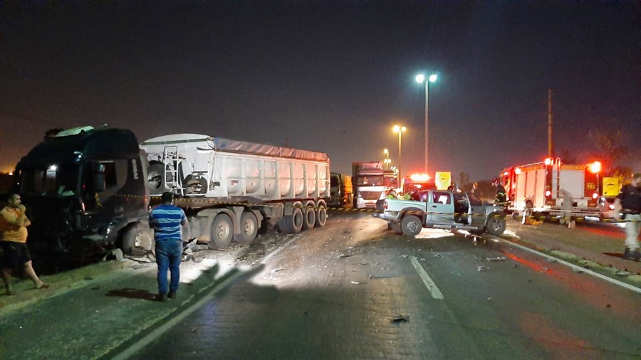 Condutor de caminhonete morre em Rondonópolis após invadir pista contraria e colidir violentamente em carreta 1