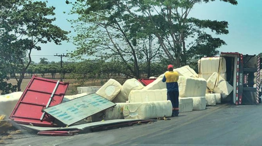 Carreta com carga de algodão tomba sobre a ponte do Rio Lourencinho e derrama muito óleo diesel de tanque estourado 1