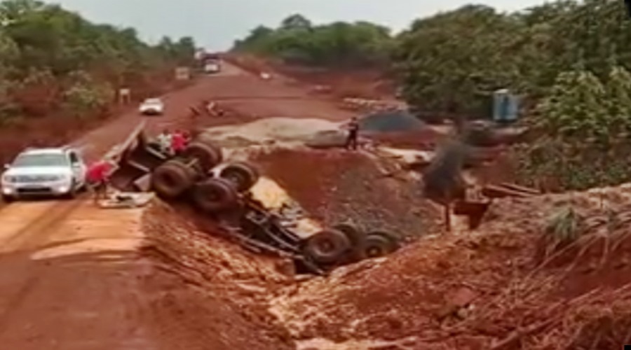 Motorista não vê desvio, tenta passar em ponte em obras perde o controle e desaba; bombeiros buscam vítimas 1