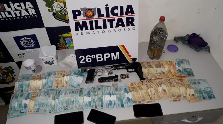 Depois de denúncia, casal é pego com arma de fogo, droga e dinheiro sem procedência 1