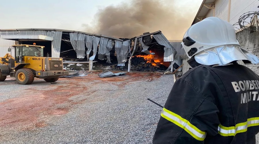 Armazém de grãos fica totalmente destruído pelo fogo no município de Sorriso MT 1