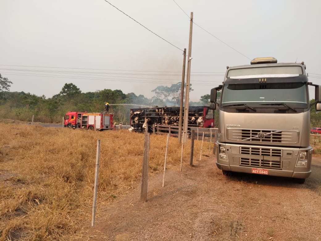 Carreta carregada de algodão pega fogo na BR 364 próximo a Rondonópolis 1